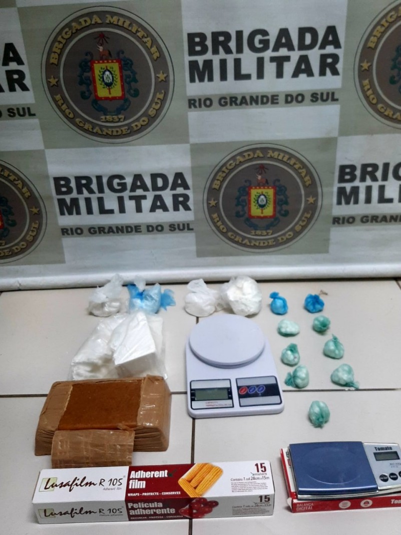 os policiais abordaram o veículo FIAT/UNO e o condutor foi identificado como sendo um homem de 27 anos.