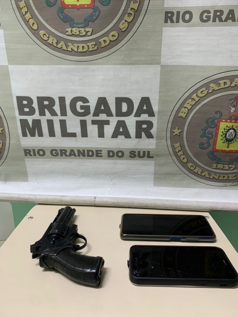 Com o homem foram apreendidos dois telefones celulares e um simulacro de arma de fogo.