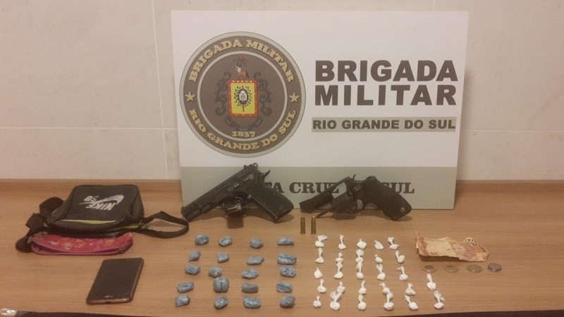 BM de Santa Cruz do Sul prende homem por porte ilegal de arma de fogo e tráfico de drogas