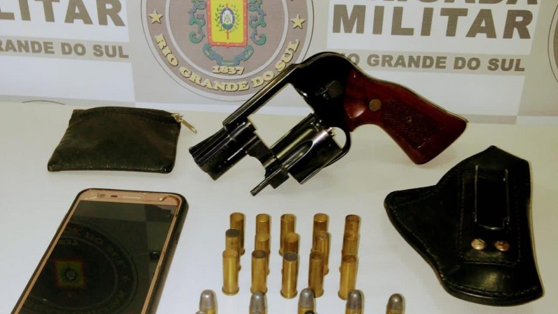 BM de Cachoeira do Sul prende dupla por disparo de arma de fogo em via pública e apreende arma