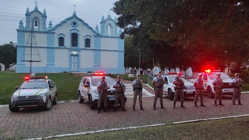 Efetivo perfilado a frente das viaturas policial.