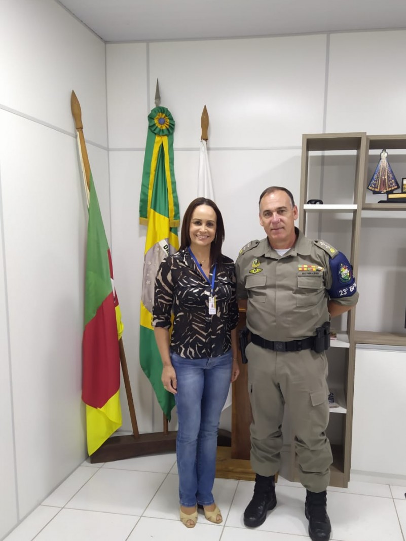 Comandante do 23º BPM ao lado da Assessora pedagogica da 6ª CRE.