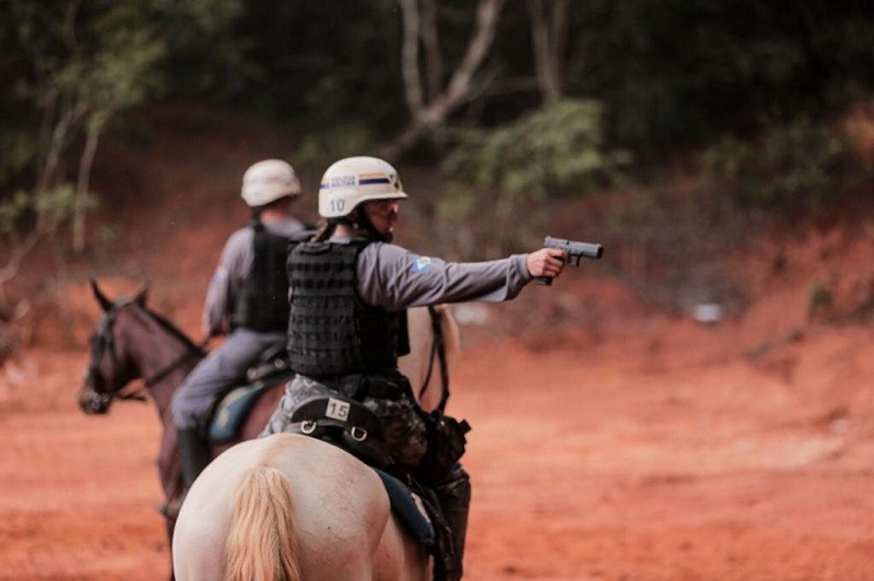 Pioneirismo na Cavalaria da Brigada Militar: Duas policiais militares  femininas concluem curso de especialização fora do Estado - Brigada Militar