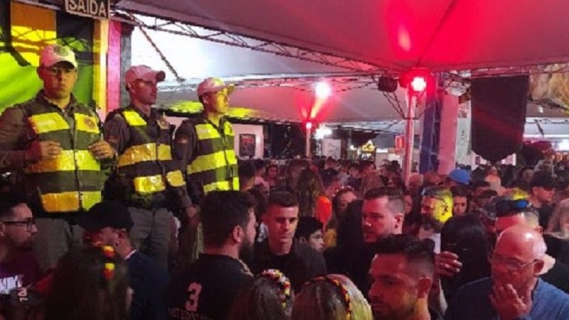 festa com varias pessoas e três militares