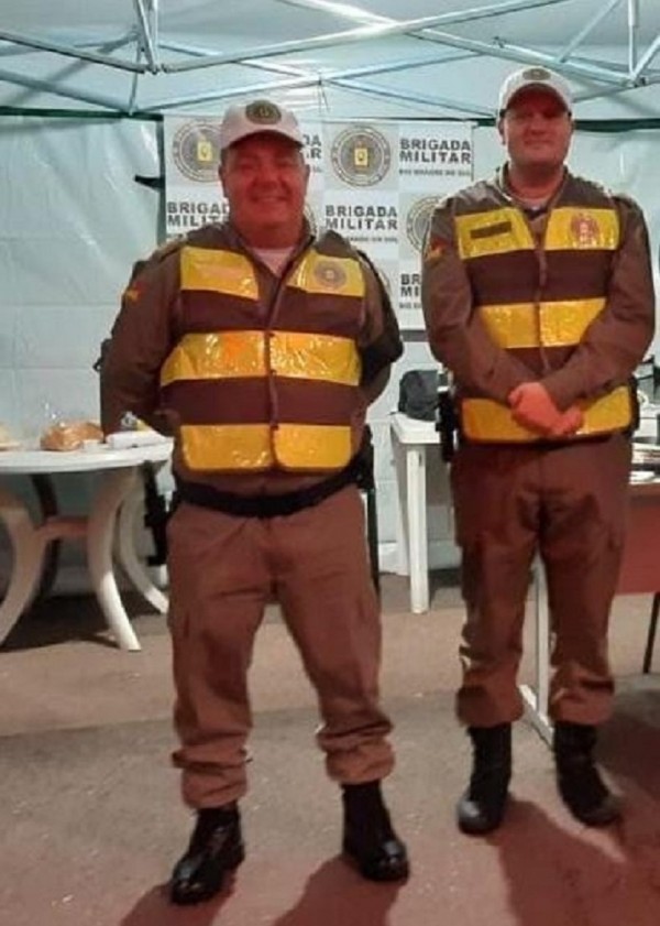 dois militares em pé