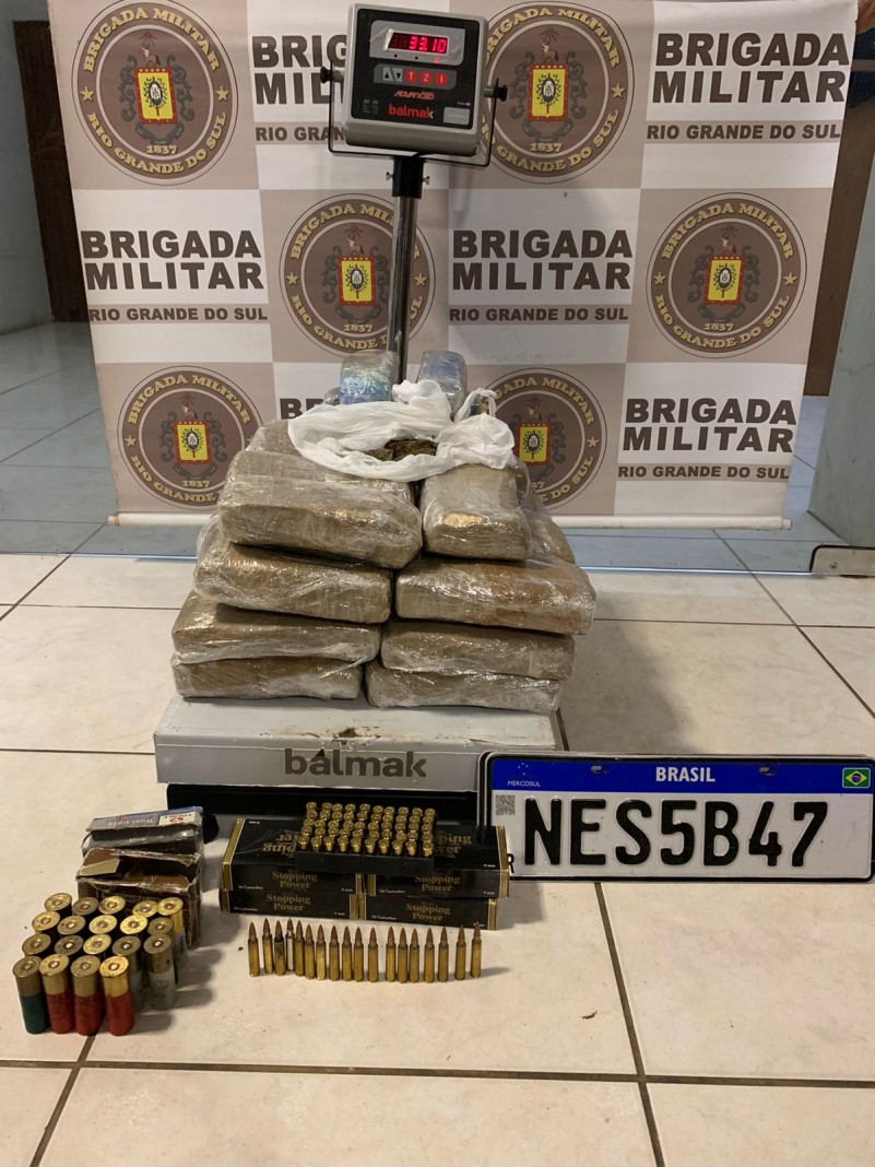 drogas, muniçao, placa de veículo e balança