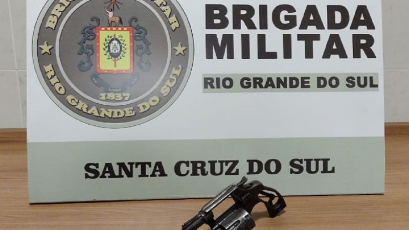 A Brigada Militar, através do 23º Batalhão de Polícia Militar (23º BPM), na manhã de domingo (29/5) às 5h50, realizou a prisão de um homem de 21 anos por porte ilegal de arma de fogo, no bairro Progresso.