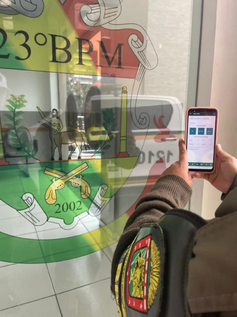 O 23º Batalhão de Polícia Militar (23º BPM), na tarde de quarta-feira (1/6), em Santa Cruz do Sul, recebeu os alunos soldados do Polo de Ensino de Rio Pardo, os quais realizaram a confecção de documentação operacional utilizando o BM MOB.