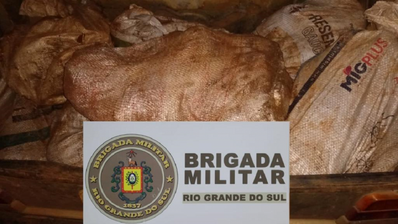 A Brigada Militar, através do 23º Batalhão de Polícia Militar (23º BPM), na tarde de quinta-feira (9/6), às 17h, realizou a prisão de cinco homens de 19, 21, 27, 39 e 40 anos pelo crime de furto qualificado de 1.600 quilos de pedras, na estrada Tabajara, interior de Estrela Velha.