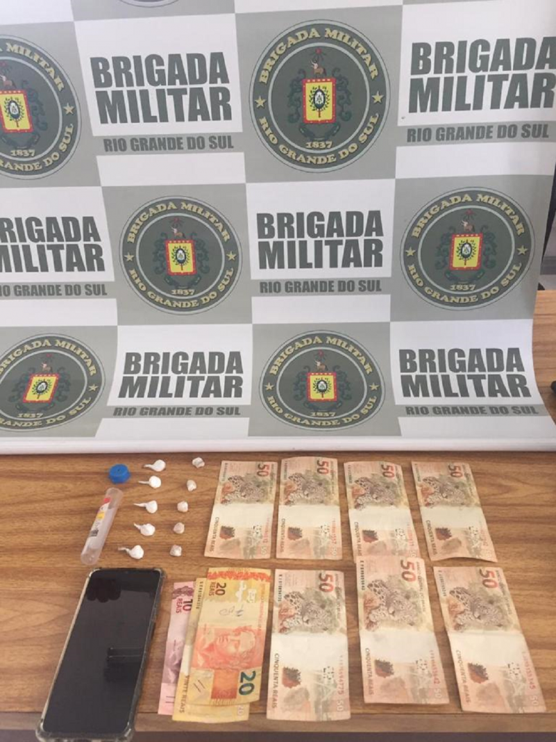 A Brigada Militar, através do 23º Batalhão de Polícia Militar (23º BPM), na tarde de quinta-feira (9/6), às 14h40, realizou a prisão de um homem de 33 anos por tráfico de drogas, na área central do município de Barros Cassal.
