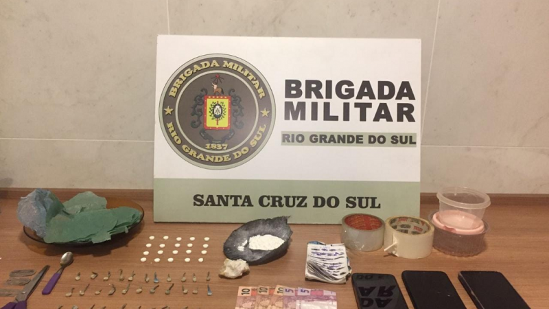 A Brigada Militar, através da Força Tática do 23°BPM, na madrugada de domingo (19/6), às 00h30, realizou a prisão de três homens de 33, 18 e 25 anos, respectivamente, por tráfico de drogas e associação para o tráfico, no bairro Bom Jesus em Santa Cruz do Sul.