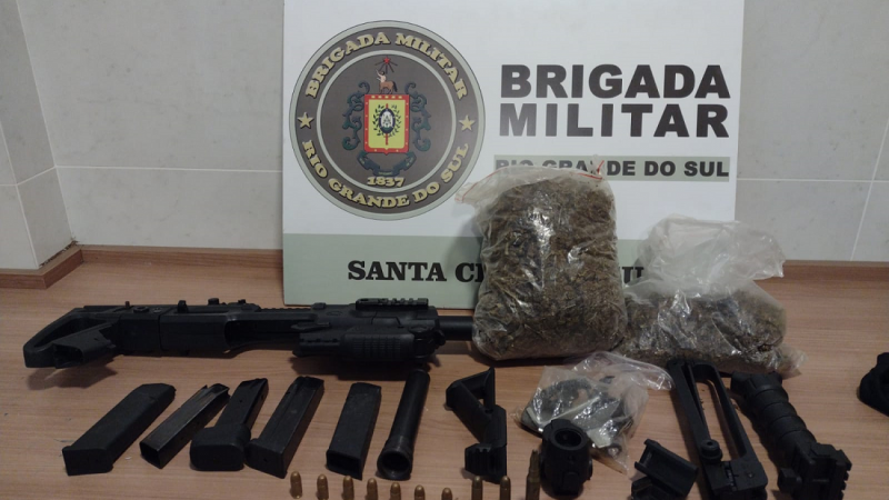 A Brigada Militar, através do 23° Batalhão de Polícia Militar (23°BPM), na manhã de domingo (19/6), às 09h30, realizou a prisão de um homem de 26 anos, por tráfico de drogas e posse de arma de fogo, no bairro Arroio Grande em Santa Cruz do Sul.