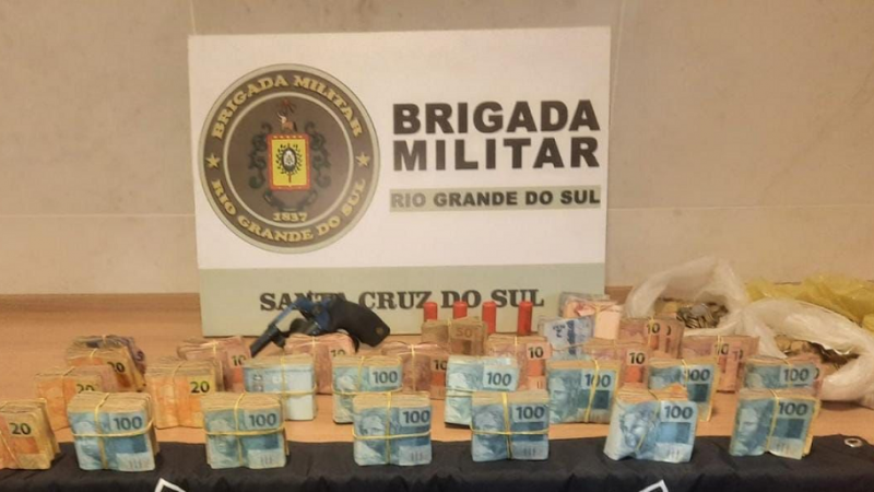 A Brigada Militar, através do 23º Batalhão de Polícia Militar (23º BPM), na tarde de segunda-feira (20/6), às 15h, realizou a prisão de dois homens, de 19 e 35 anos, por porte ilegal de arma de fogo e apreendeu mais de 90 mil reais, no bairro Santa Vitória em Santa Cruz do Sul.