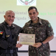 Maj Garcia recebendo Diploma do Cap Caldas Araujo