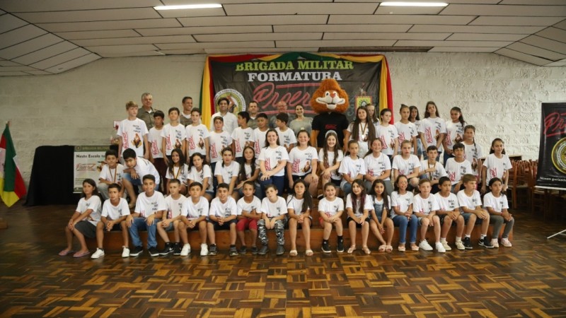 Na tarde desta terça-feira (6/12), na cidade de Barros Cassal ocorreu a formatura de 47 crianças do Programa Educacional de Prevenção às Drogas e a Violência, da Brigada Militar.