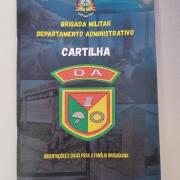 Uma cartilha azul com o logo do Departamento Administrativo na capa.