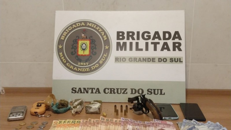 Na tarde desta terça-feira, (13/12) às 14h30 no bairro Santa Vitória, em Santa Cruz do Sul, a Brigada Militar através do 23° Batalhão de Polícia Militar (23°BPM) realizou a prisão de um homem de 21 anos pelos crimes de tráfico de entorpecentes e porte ilegal de arma de fogo.