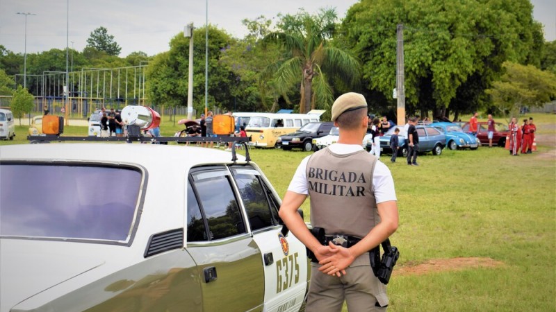 Brigada Militar de Cachoeirinha participa do 1° Encontro Beneficente de Carros Antigos