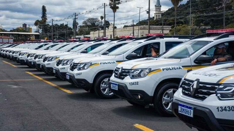 Foto mostra viaturas Renault Duster enfileiradas em um pátio durante ato de entrega de viaturas