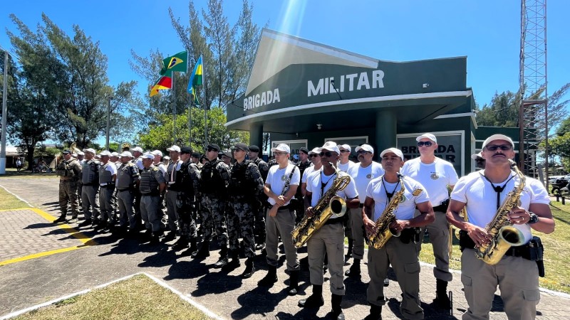 Grupo de militares de diferentes batalhões reunidos em frente a um posto da BM