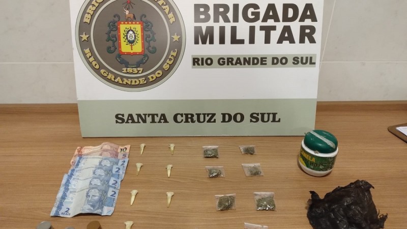 Na tarde desta segunda-feira (23/1) às 17h, no bairro Pedreira em Santa Cruz do Sul, policias do 23° Batalhão de Polícia Militar (23°BPM), localizaram durante a abordagem de um homem de 43 anos, uma pedra de crack em sua posse, ao ser indagado sobre o produto ilícito informou  o nome de quem havia comprado o entorpecente.
