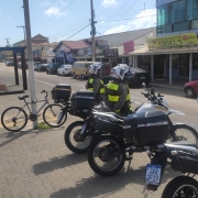 Foto mostra dois policiais do policiamento em motos parados no canteiro central de uma avenida como Ponto Base