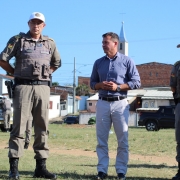 Foto mostra os coronéis Luciano Moritz, Cláudio Feoli e Douglas Soares, comandante do Policiamento da Capital, comandante-geral da BM e subcomandante-geral da BM, respectivamente, junto ao secretário de Segurança Pública Sandro Caron.