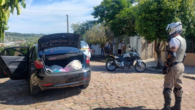 A Brigada Militar, através do 23° Batalhão de Polícia Militar (23°BPM), efetuou a prisão de um grupo de criminosos oriundos da região metropolitana na tarde desta terça-feira (28/02), às 15h15min, no bairro Schultz. Os policiais Militares receberam informações de integrantes do comércio de Santa Cruz do Sul de que os indivíduos teriam praticado diversos furtos pelas lojas da cidade. Prontamente iniciaram as buscas, localizando-os logo após realizarem um dos furtos. Com o grupo, duas mulheres de 27 e 24 anos, e dois homens de 30 e 37 anos, foram apreendidos e recuperados diversos objetos oriundos de vários furtos ocorridos no comércio do município. 
Diante das circunstâncias, os presos foram conduzidos à Delegacia de Polícia de Pronto Atendimento de Santa Cruz do Sul para a lavratura do Auto de Prisão em Flagrante Delito. O valor aproximado do prejuízo seria de quase R$ 12.000,00.