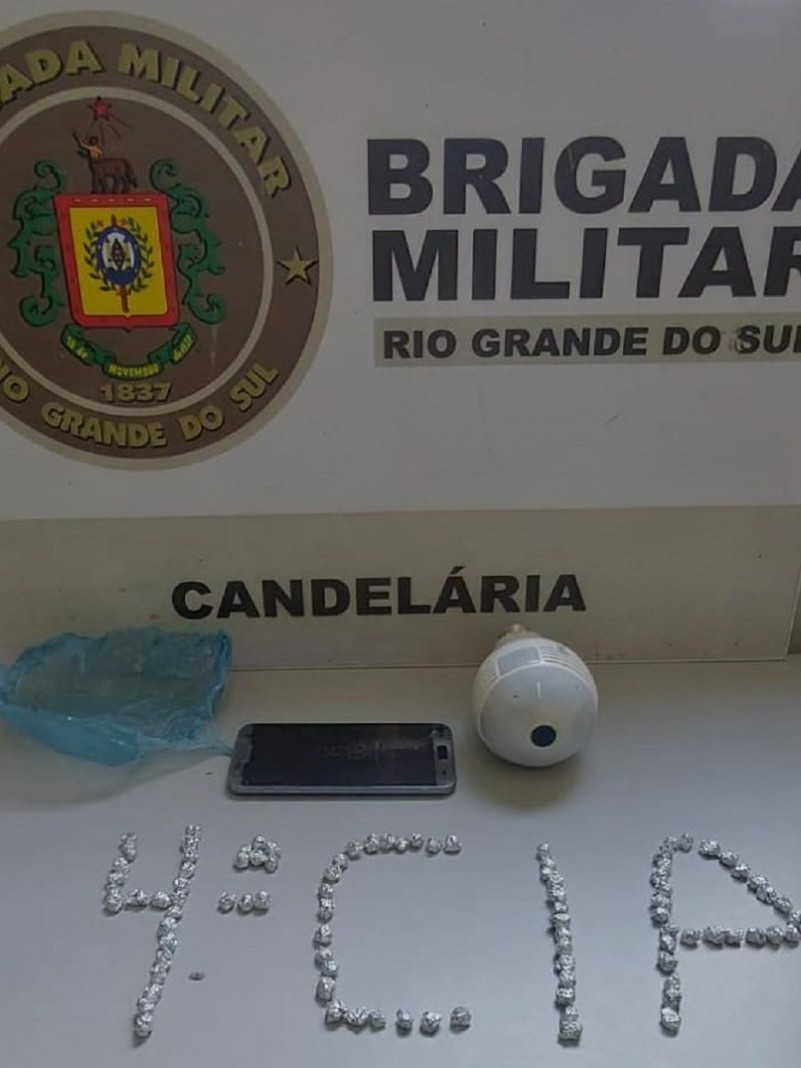 A Brigada Militar, através do 23° Batalhão de Polícia Militar (23°BPM), efetuou a prisão de um adolescente de 16 anos na tarde desta terça-feira (28/02), às 14h10, no bairro Evaldo Prass. Os policiais militares realizavam patrulhamento no local e constataram o crime de tráfico de drogas