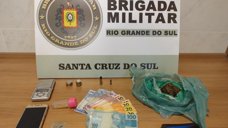 Na manhã de sexta-feira (17/3), às 9h45, a Brigada Militar realizou a prisão de um homem de 40 anos por tráfico de drogas e posse irregular de arma de fogo de uso permitido, no bairro Santa Vitória em Santa Cruz do Sul. 
