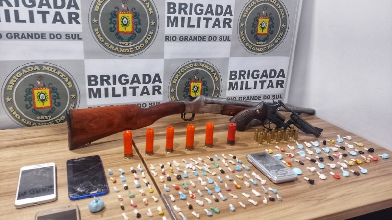 Na noite de Sexta-feira (17/3), às 20:30, a Brigada Militar  prendeu um homem de 25 anos por  tráfico de entorpecente e posse irregular de arma de fogo na localidade de Linha Herval no município de  Venâncio Aires. 