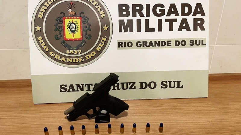 A Brigada Militar através do 23º Batalhão de Polícia Militar (23ºBPM), na madrugada de domingo (19/3), às 03h, prendeu uma mulher  de 29 anos por  disparo e porte Ilegal de arma e fogo, no Bairro Centro, em Santa Cruz do Sul. A viatura foi despachada para atendimento de ocorrência de disparo de arma de fogo em via pública. Próximo do local, foi entregue aos policiais um estojo de munição cal. 9mm, onde foi informado que uma parte feminina havia efetuado disparo de arma de fogo na via. De posse das características fornecidas, a guarnição visualizou a mulher, que ao notar a aproximação dos policiais, empreendeu fuga correndo com a arma em mãos. Ao receber voz de abordagem, em ato subsequente, a suspeita arremessou o armamento pelo muro de uma residência, a mulher demonstrava estar totalmente alterada e agressiva, resistindo a abordagem,  logo sendo contida e algemada. Ato continuo apresentou-se um homem, identificando-se como sendo proprietário da arma e namorado da mulher, o qual também  passou  a resistir a abordagem, recebendo igualmente voz de prisão. As partes foram conduzidas ao Hospital para exame médico e posterior à Delegacia de Policia para registro do fato, foi empregado uso e manutenção de algemas para salvaguardar a integridade física dos presos e das guarnições, com amparo na Súmula 11 do STF, Lei 8.858/2016.
MATERIAL APREENDIDO:
- 01 pistola marca Taurus, modelo G3C;
- 10 munições intactas de cal. 9mm;
- 01 munição de calibre 9mm deflagrada