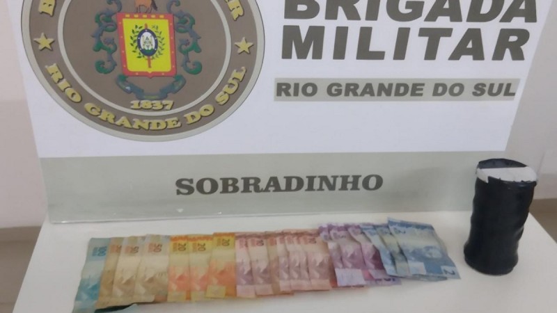 Na manhã de sexta-feira (31/3), às 05h15, a Brigada Militar de Sobradinho realizou a prisão de um homem de 38 anos por tráfico de drogas, no bairro Medianeira. 