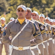 Imagem mostra soldados perfilados durante cerimônia em campo aberto