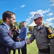 Foto mostra o governador Eduardo Leite apertando a mão do coronel Luciano, comandante do Policiamento da Capital.