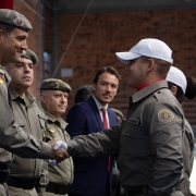 Foto mostra o coronel Luigi, chefe do Estado-Maior da BM, apertando a mão de um soldado