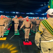 Foto mostra soldados prestando continência durante início da cerimônia