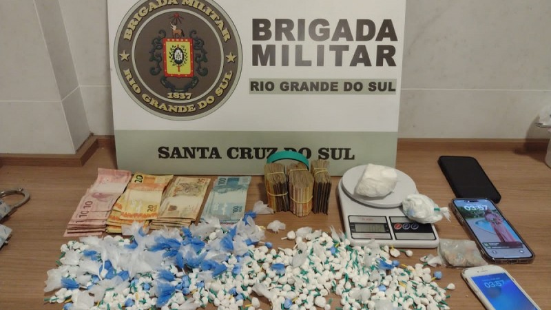 A Brigada Militar de Santa Cruz do Sul, 23° BPM, através da Força Tática, realiza a prisão de um homem, 34 anos e uma mulher, 31 anos nesta madrugada (15/4)  por volta das 02h da manhã, por tráfico de drogas e corrupção ativa no bairro Bom Jesus.