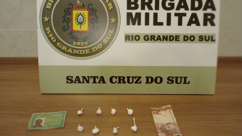 A Brigada Militar, através do 23°BPM, realizou na madrugada deste domingo (23/04) a prisão de um indivíduo por Tráfico de Entorpecentes no Bairro Faxial.