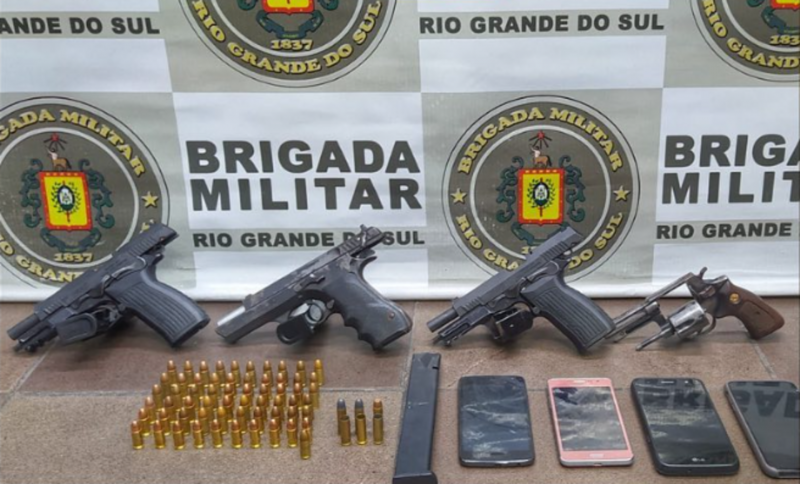 1º BPM apreende fuzil e armas em Porto Alegre - Brigada Militar