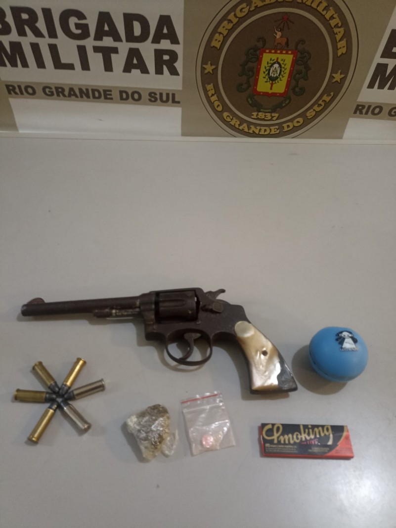 arma de fogo, munição, porção de maconha