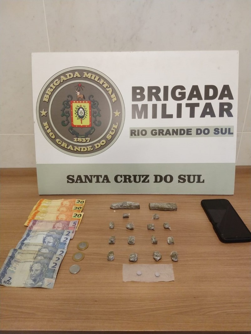 Na tarde de quinta-feira (18/5), às 17h30, a Brigada Militar prendeu três homens de 18, 20 e 33 anos, por tráfico de drogas, no bairro Senai, em Santa Cruz do Sul.