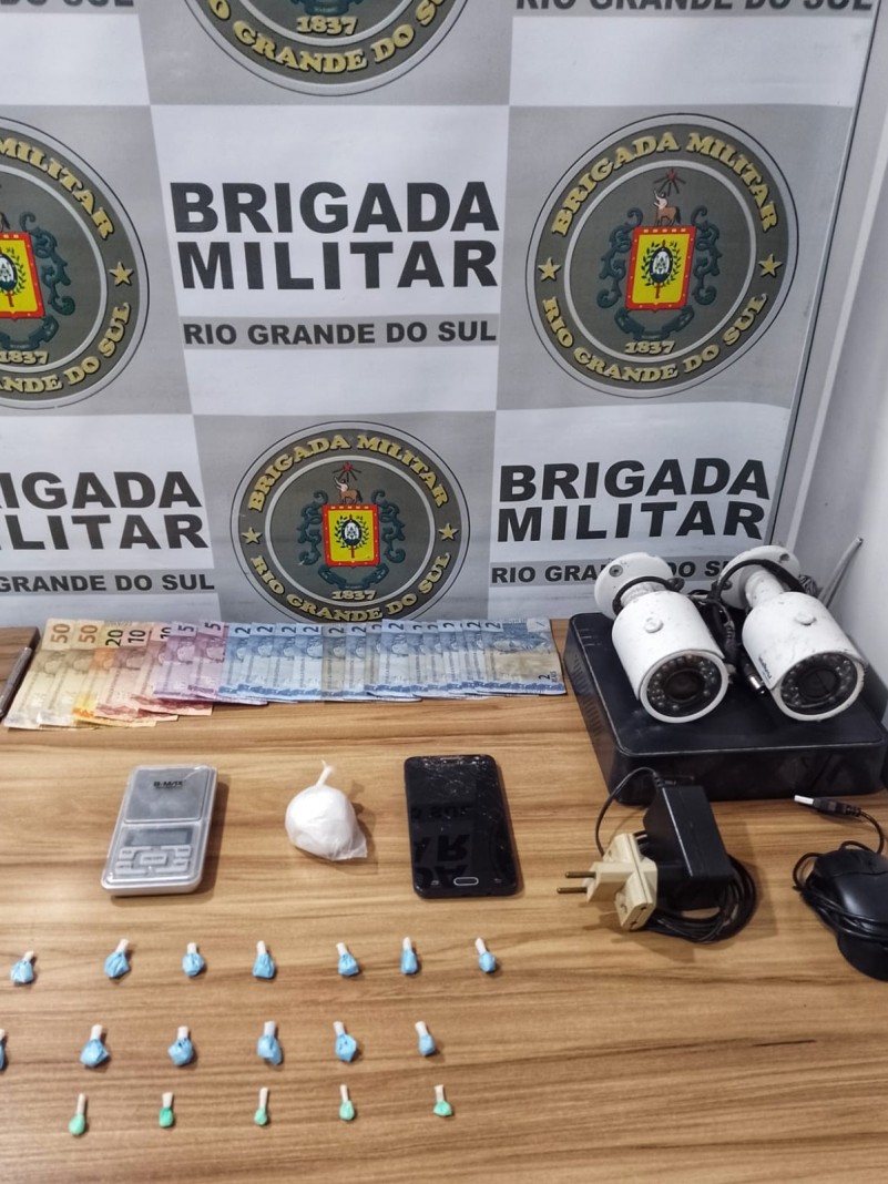 Na noite de segunda-feira (22/5), às 20h, a Brigada Militar de Venâncio Aires realizou a prisão de um homem de 21 anos por tráfico de drogas, na localidade de Linha Herval, interior de Venâncio Aires.