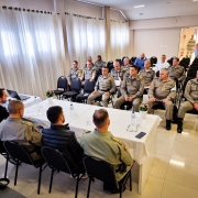 Militares estão reunidos em uma sala 