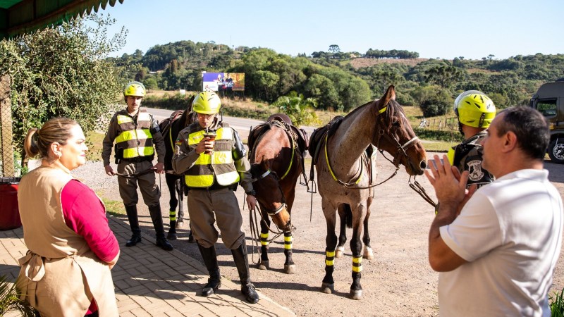 Pioneirismo na Cavalaria da Brigada Militar: Duas policiais militares  femininas concluem curso de especialização fora do Estado - Brigada Militar