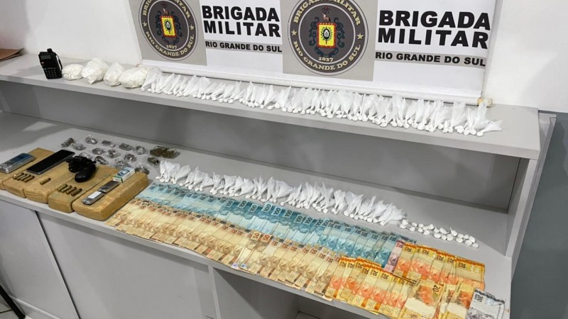 Bm Prende Homem Com Arma De Fogo E Grande Quantidade De Drogas Em