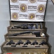 Imagem mostra armas de fogo dispostas em uma escada