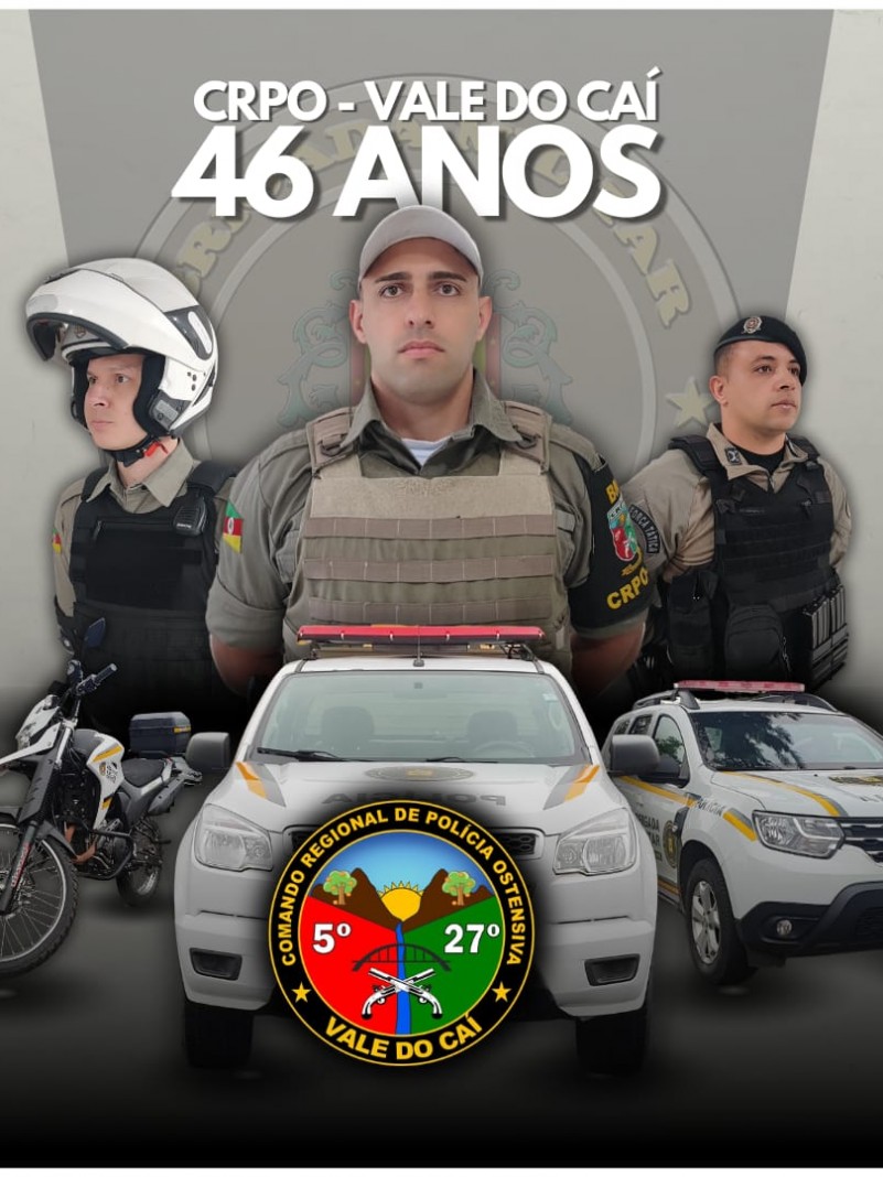 Imagem com três viaturas da Brigada Militar, sendo uma motocicleta, postadas lado a lado e três Policiais Militares ao fundo com 46 anos do CRPO Vale do Caí escrito sobre a imagem.