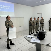 PMs apresentando um trabalho desenvolvido durante o curso