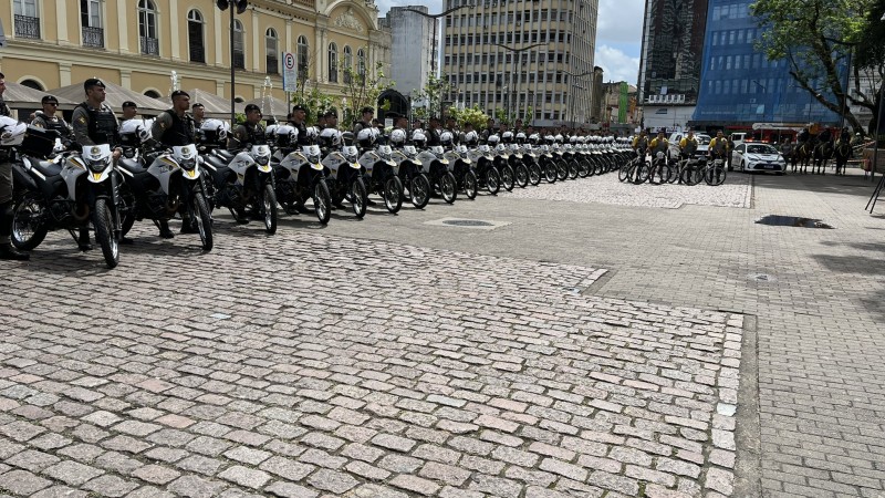 Foto mostra várias motos em forma no Centro de Porto Alegre.